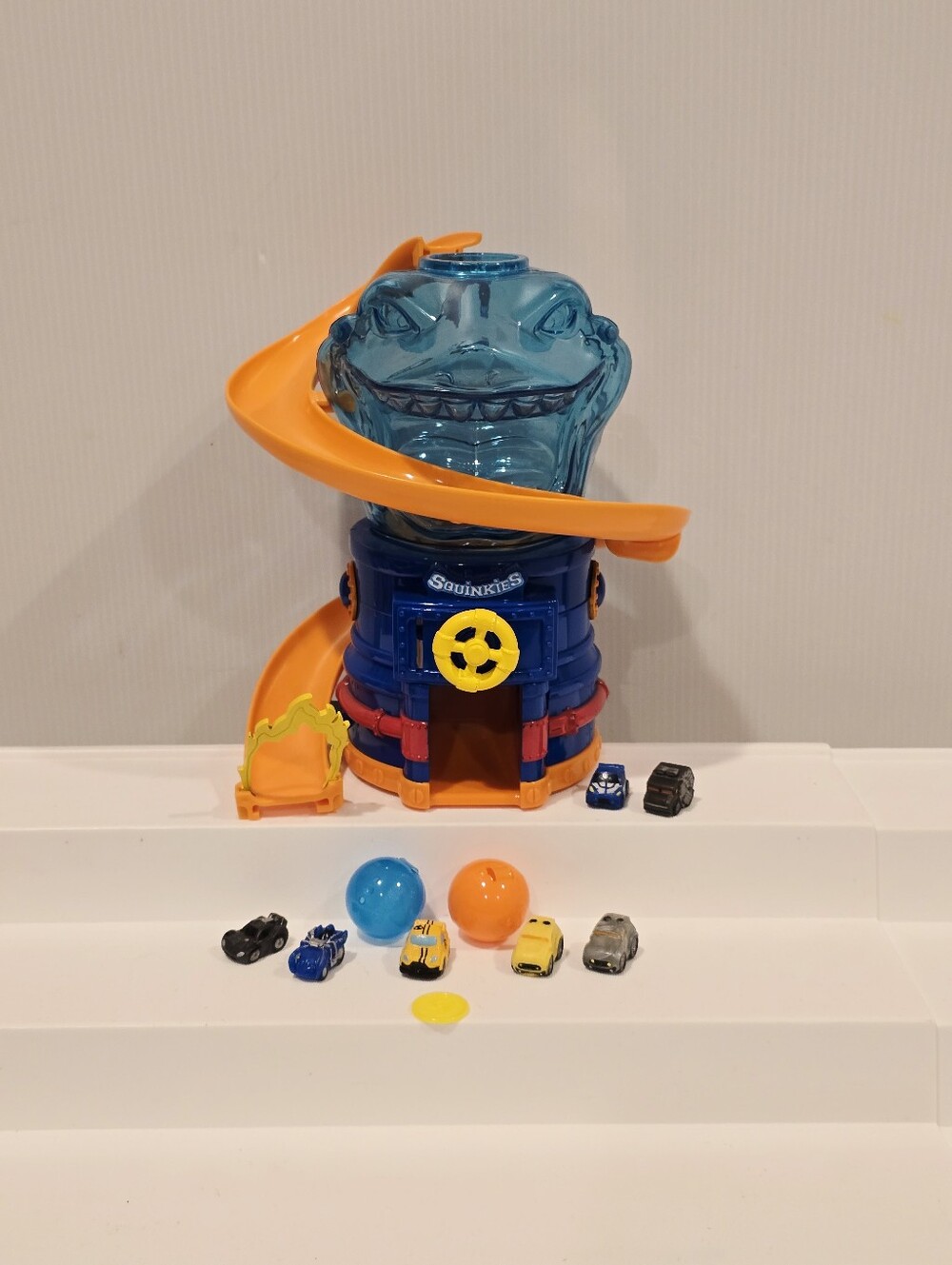 Squinkies Hot Wheels Shark Attack Tank Dispenser and Figure Set